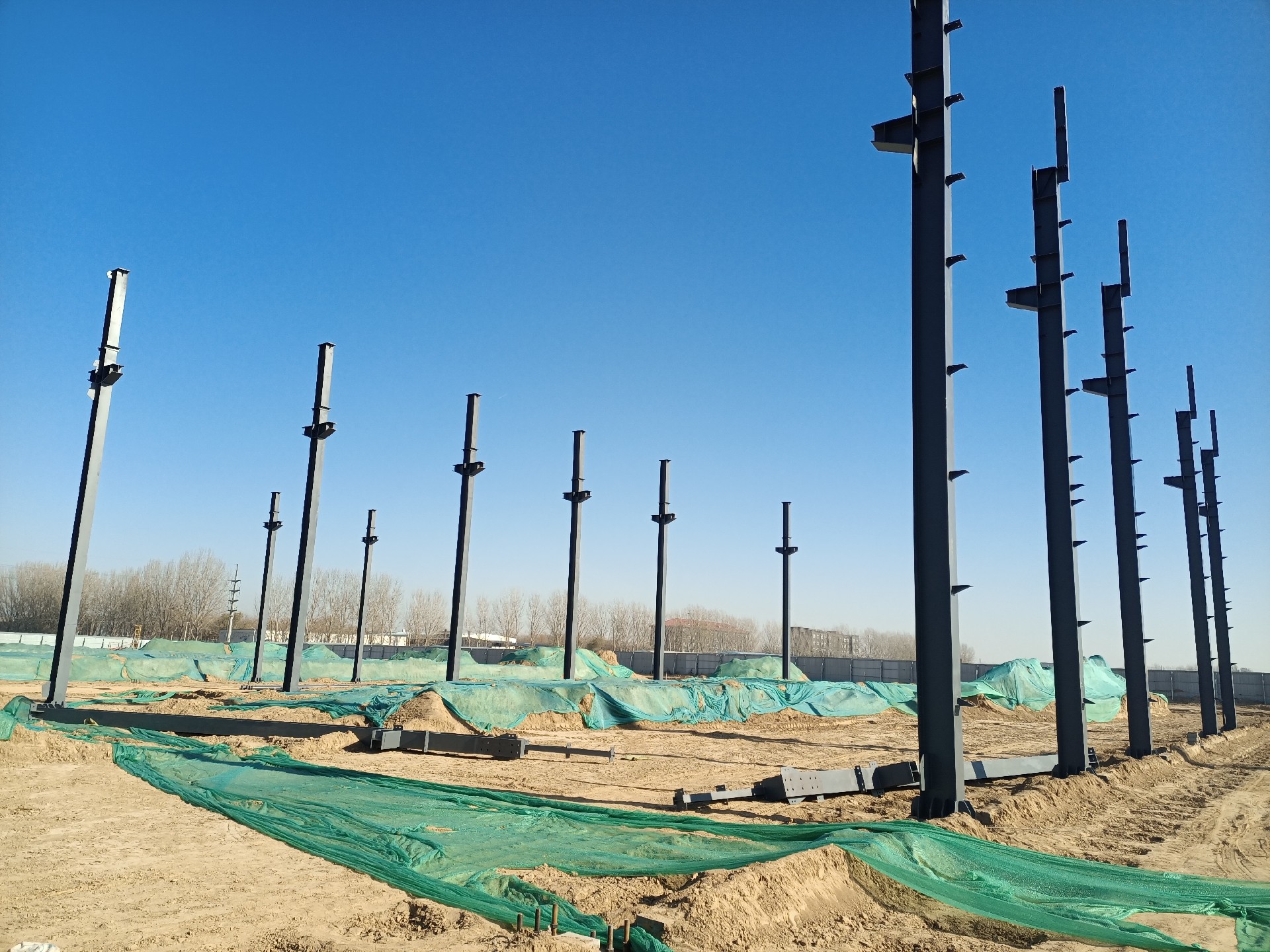 鋼結(jié)構(gòu)立柱施工，衡水鋼結(jié)構(gòu)廠家，衡水鋼結(jié)構(gòu)廠，衡水鋼結(jié)構(gòu)廠房，衡水廠房車間加工，金鼎鋼構(gòu)，衡水鋼結(jié)構(gòu)加工廠，金鼎鋼結(jié)構(gòu)，激光切割加工鋼結(jié)構(gòu)，機(jī)械手焊接鋼結(jié)構(gòu)