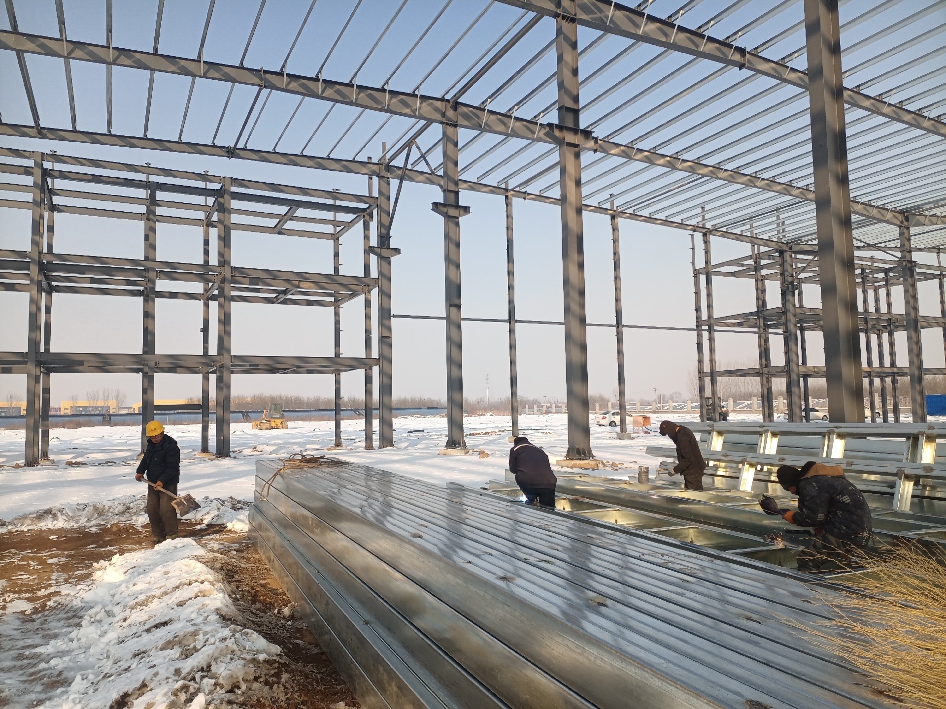 衡水鋼結構，鋼結構加工廠，鋼結構廠家，鋼結構廠房，金鼎鋼構，雪地工地，焊窗口